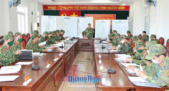 Phó Tư lệnh Quân khu 5, Thiếu tướng Cao Phi Hùng chỉ đạo diễn tập.       Ảnh: THÀNH DUY