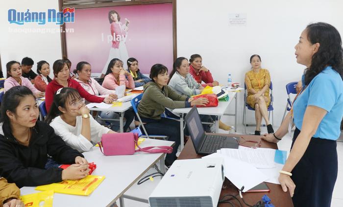 Phó Chủ tịch Công đoàn KKT Dung Quất và các KCN tỉnh Đinh Thị Thanh Thủy phổ biến kiến thức pháp luật cho nữ CNLĐ ở KCN VSIP Quảng Ngãi.