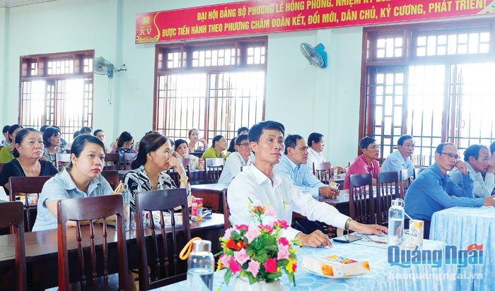 Người dân phường Lê Hồng Phong (TP.Quảng Ngãi) dự buổi tuyên truyền, phổ biến, giáo dục pháp luật do Lữ đoàn 680, Vùng 3 Hải quân tổ chức.     ẢNH: ĐĂNG SƯƠNG 