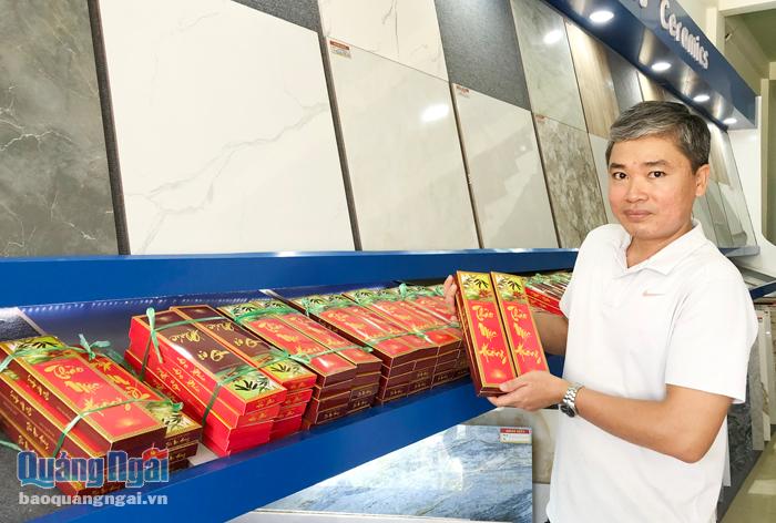 Anh Nguyễn Ngọc Luân, ở phường Chánh Lộ (TP.Quảng Ngãi) chuẩn bị nhang thành phẩm giao cho khách hàng.