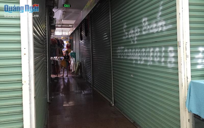 Hàng loạt lô, sạp ở chợ Quảng Ngãi đóng cửa, rao bán.