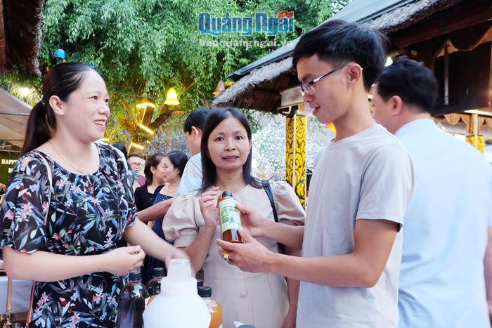 Hai người bạn thân cùng là giáo viên dạy môn Hóa Hồ Thị Phú (giữa) và Lê Thị Kim Bông (trái) giới thiệu về những sản phẩm tẩy rửa làm từ bồ hòn, vỏ dứa, chanh.