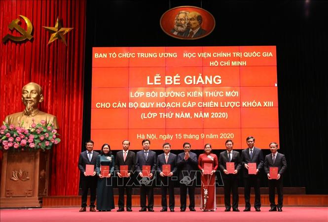 Đồng chí Phạm Minh Chính, Ủy viên Bộ Chính trị, Bí thư Trung ương Đảng, Trưởng Ban Tổ chức Trung ương trao Giấy chứng nhận tốt nghiệp cho các học viên. 