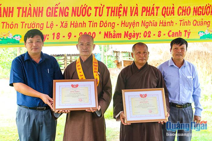 Đại diện Ủy ban MTTQ Việt Nam tỉnh trao tặng bằng khen khen thưởng đóng góp của các sư thầy đối với hoạt động an sinh xã hội