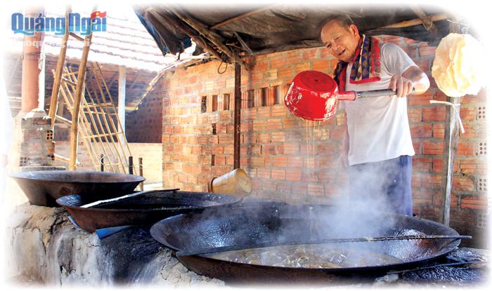 Ông Đinh Minh Bốn, thôn Minh Tân Bắc, xã Đức Minh (Mộ Đức) là một trong rất ít các hộ dân còn giữ lấy nghề nấu đường muỗng một thời. Ảnh Thiên Hậu
