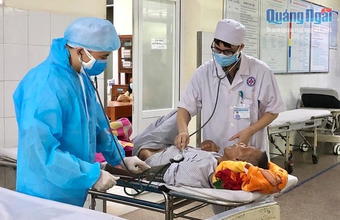 Công tác khám, chữa bệnh tại Bệnh viện Đa khoa Quảng Ngãi- một trong hai bệnh viện sẽ được kết nối vào mạng lưới 1.000 điểm khám, chữa bệnh từ xa