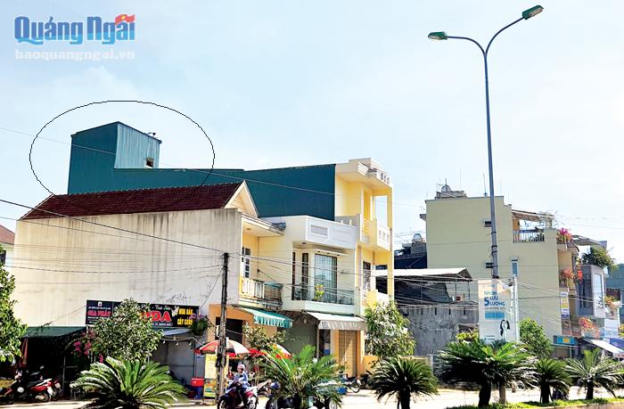 Nhà ở của một hộ dân trên đường Nguyễn Trãi, TP.Quảng Ngãi được cải tạo tầng trên để nuôi chim yến.                        