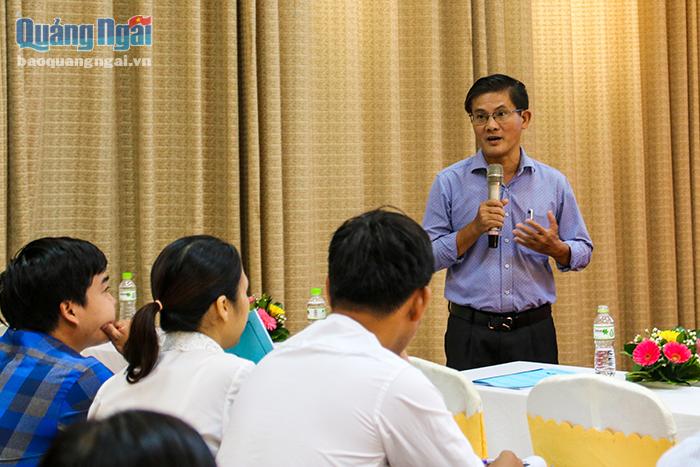 Giảng viên trường Cao đẳng Thương mại đang trình bày các kỹ năng bán hàng Việt cho doanh nghiệp, hợp tác xã, hộ sản xuất, kinh doanh hàng Việt trên địa bàn tỉnh