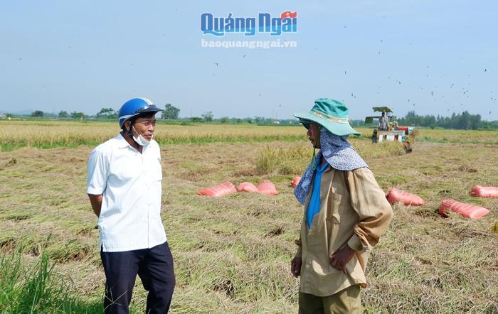 Giám đốc HTX Nông nghiệp Bình Dương Bạch Hùng (áo trắng) ra đồng chuyện trò cùng nông dân.