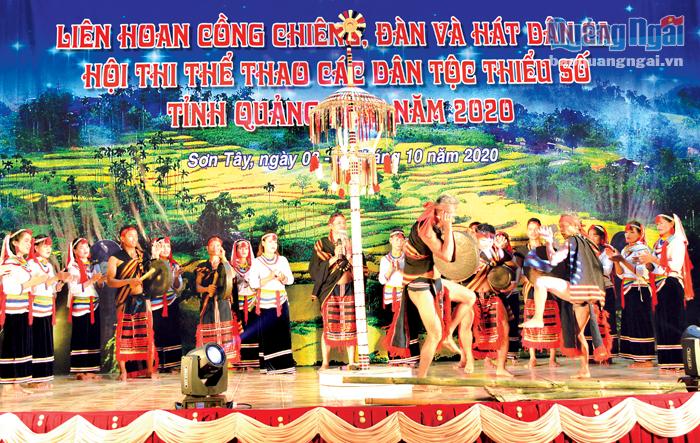Tiết mục đấu chiêng của huyện Trà Bồng đoạt giải A tại liên hoan.  Ảnh: KN