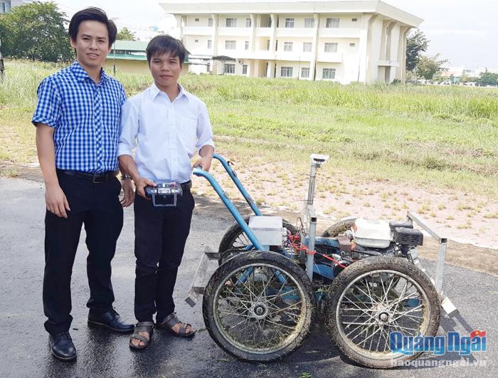  Nguyễn Sỹ Dưỡng (bên phải) cùng thầy giáo hướng dẫn bên máy cắt cỏ đa địa hình điều khiển từ xa.                Ảnh: Tr.Phương