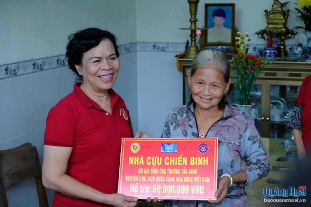 Bà Mai Thị Hạnh tặng nhà tình nghĩa cho cựu chiến binh ở Thị xã Đức Phổ