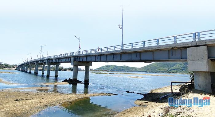 Cầu Hải Tân, công trình giao thông quan trọng xóa cảnh chia cách hai bên bờ sông Thoa nơi cửa biển Mỹ Á (TX.Đức Phổ).                                                               Ảnh: L.Đức