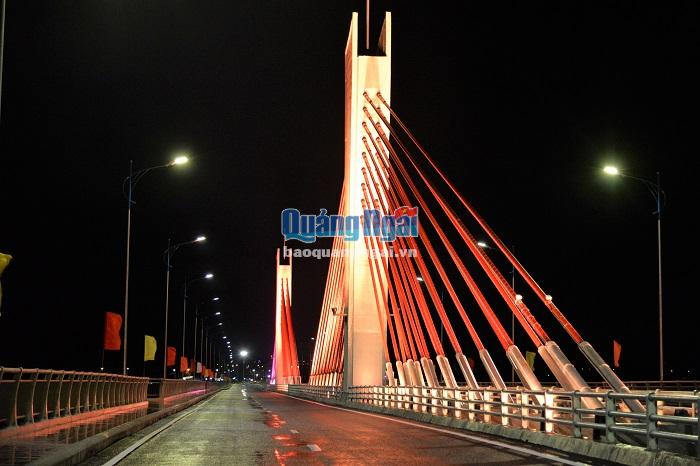 Cầu Cổ Lũy rực rỡ về đêm vì có cùng lúc hệ thống chiếu sáng giao thông và chiếu sáng mỹ thuật
