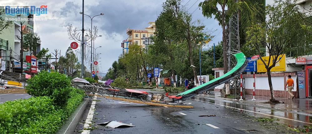 Cổng chào trên đường Lê Lợi bị bão làm ngã đổ