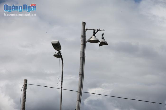 Những chiếc đèn tạm bợ trên tuyến không đảm bảo an toàn cho người đi đường.