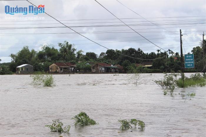 Nếu mưa lớn tiếp tục kéo dài thì trong đêm nay nhà của các hộ dân thôn Long Yên có thể bị ngập sâu trong nước.