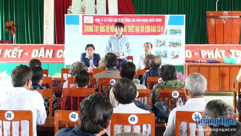 Ông Trần Như Vương Quốc Nghĩa - Chủ tịch HĐQT kiêm TGĐ Công ty CP Xây dựng Kinh doanh Bất động sản Nam Khang phát biểu chia sẻ với người dân