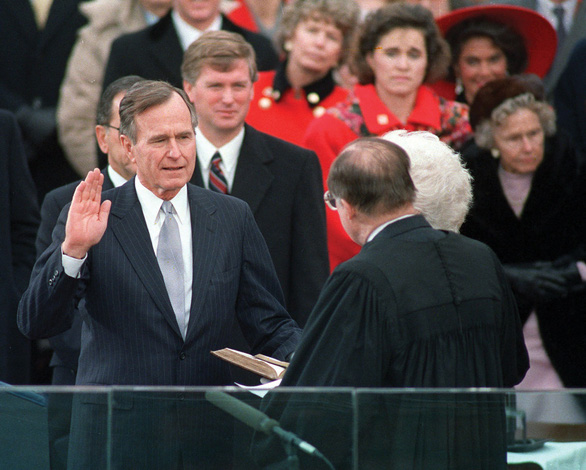 George H. W. Bush tuyên thệ nhậm chức tổng thống năm 1989 - Ảnh: AP