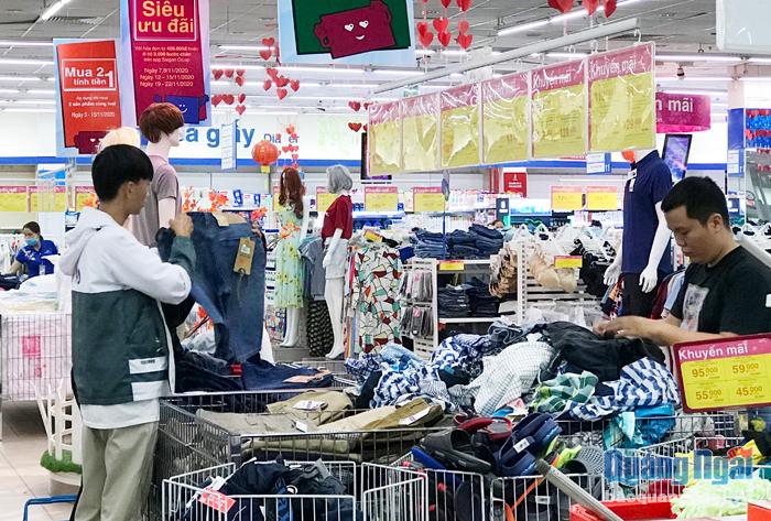 Trong tháng 11, siêu thị Co.opmart Quảng Ngãi có rất nhiều chương trình khuyến mãi hấp dẫn người tiêu dùng.                                                             Ảnh: Vũ Yến