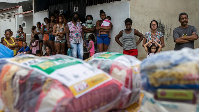 Người dân chờ nhận thực phẩm hỗ trợ tại khu ổ chuột Vila Vintem ở TP Rio de Janeiro, trước làn sóng Covid-19 mới tấn công Brazil. Ảnh: AP