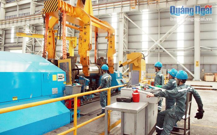 Công nhân Nhà máy sản xuất gang thép Hòa Phát Dung Quất điều hành sản xuất.