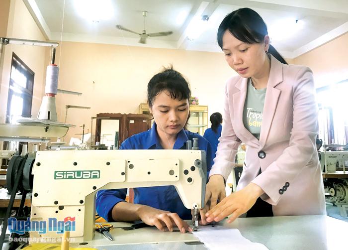 Giáo viên Trường Cao đẳng Việt Nam - Hàn Quốc - Quảng Ngãi hướng dẫn học viên thực hành nghề may công nghiệp.