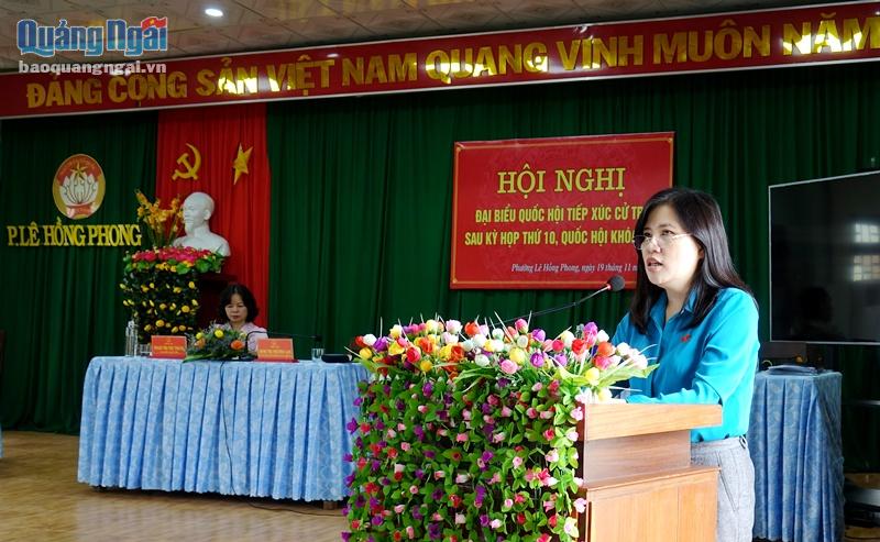 Ủy viên thường trực Hội đồng Dân tộc của Quốc hội Đinh Thị Phương Lan phát biểu tại buổi tiếp xúc