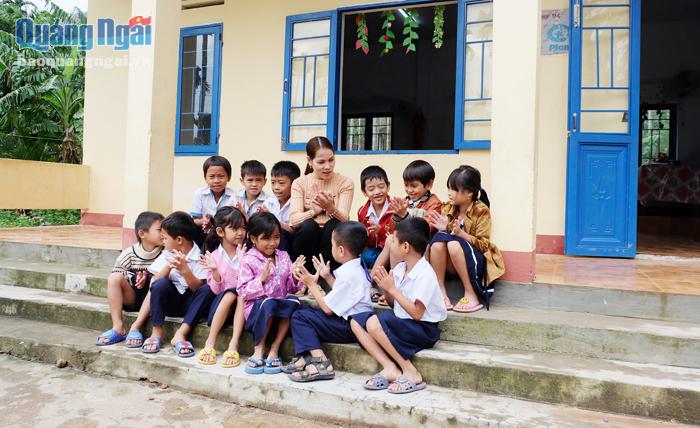 Cô giáo Đinh Thị Kem và học trò tại điểm trường xóm Đèo. Ảnh: B.HÒA