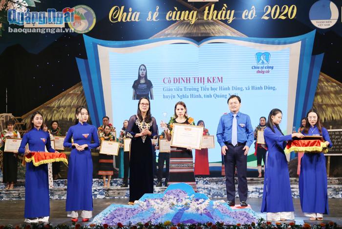 Cô giáo Đinh Thị Kem tại lễ tuyên dương chương trình “Chia sẻ cùng thầy cô” năm 2020.                                                                                Ảnh: NVCC