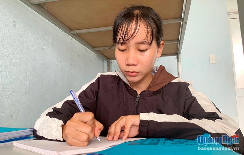 Vượt qua khó khăn, em Đinh Thị Huệ đang cố gắng học tập để chinh phục ước mơ trên chặng đường phía trước