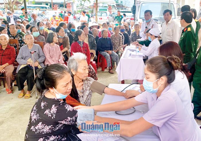 Bác sĩ Bệnh viện Quân y 175 khám bệnh cho người dân xã Tịnh Bắc.  ẢNH: PV