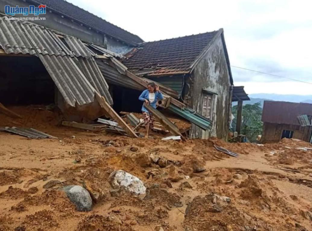 Ngôi nhà của cô giáo mầm non Đinh Thị Bích Thuận bị lũ bùn vùi lấp