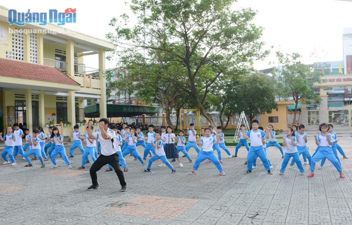      Học sinh Trường Tiểu học Chánh Lộ học võ cổ truyền trong giờ học thể dục.
