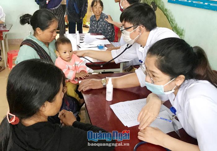 Các y, bác sĩ khám bệnh cho người dân xã Trà Giang (Trà Bồng).