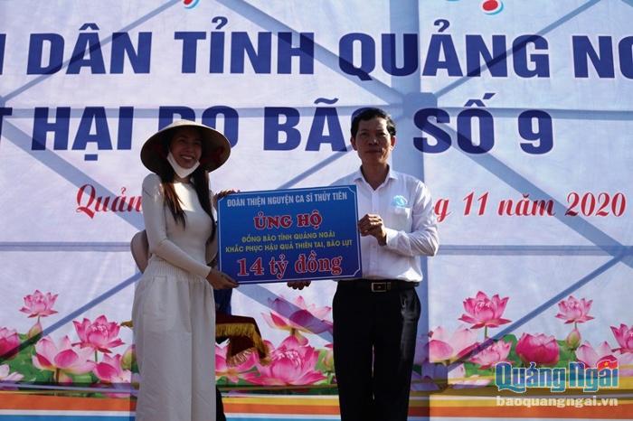 Ca sĩ Thủy Tiên đại diện đoàn đã trao bảng tượng trưng ủng hộ kinh phí cho đồng bào Quảng Ngãi khắc phục hậu quả thiên tai, bão lụt.