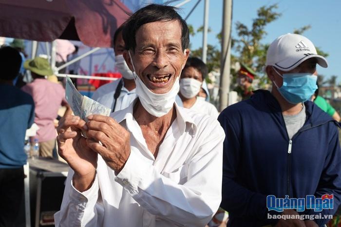 Một người dân vui mừng khi được nhận nguồn kinh phí hỗ trợ sửa chữa nhà cửa. Ông Hồ Tấn Minh, ở huyện Trà Bồng cho biết: 