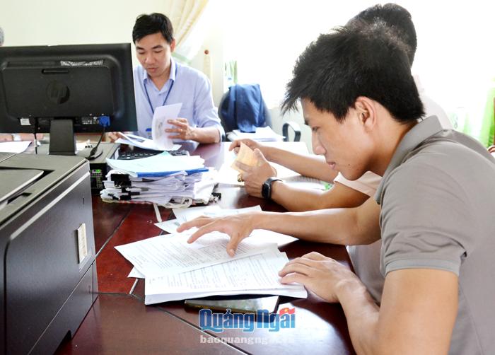 Người dân đến kê khai lệ phí trước bạ tại Chi cục Thuế khu vực TP.Quảng Ngãi- Sơn Tịnh. 