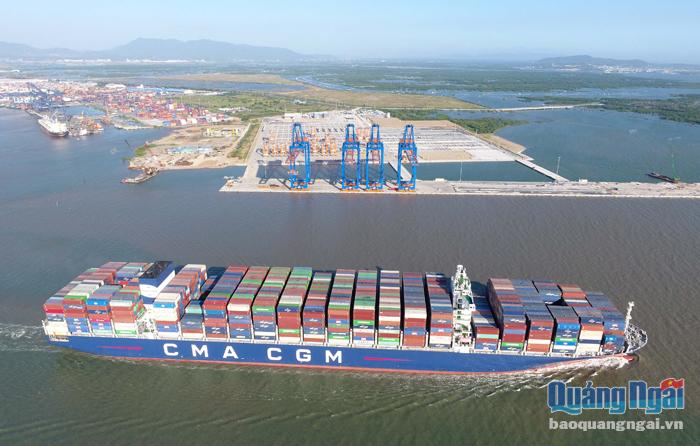 Một trong những ưu tiên trong thu hút đầu tư của Quảng Ngãi trong năm 2021 là các dự án về cảng biển, hệ thống logistics. Trong ảnh: Một góc cảng Dung Quất.