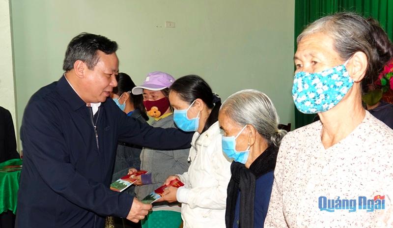 Phó Bí thư Thành ủy Hà Nội Nguyễn Văn Phong tặng quà cho người dân xã Bình Hải