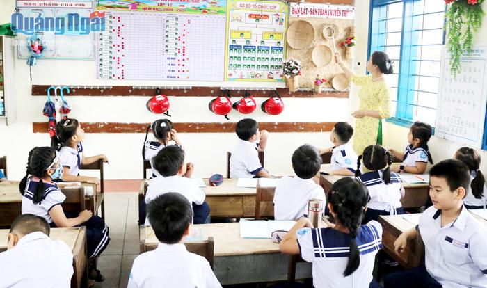 Học sinh Trường Tiểu học số 1 Trương Quang Trọng (TP.Quảng Ngãi) được cô giáo giới thiệu các sản phẩm truyền thống của làng nghề xã Tịnh Ấn Tây.