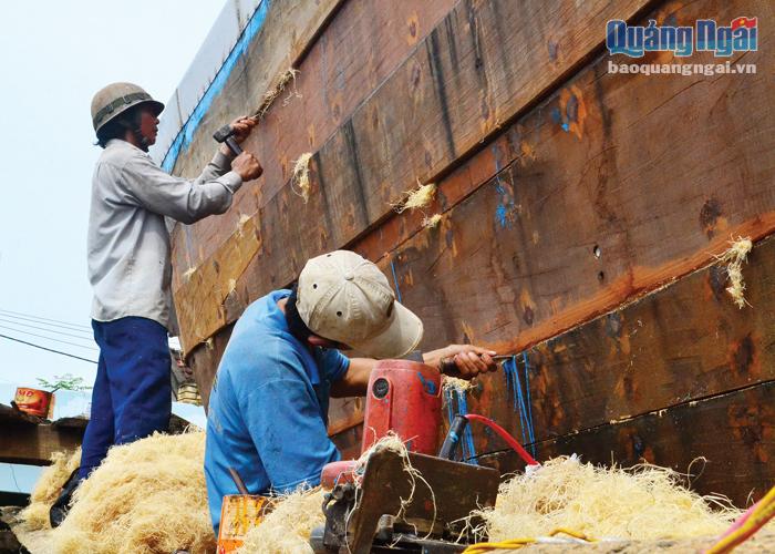 HTX hoạt động cầm chừng nên hơn 50 thợ đóng tàu của HTX Dịch vụ và khai thác xa bờ Nghĩa Phú mất việc làm. 