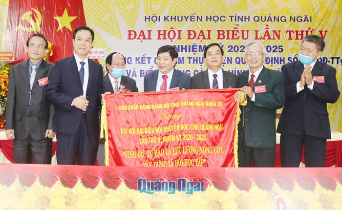 Ban Chấp hành Đảng bộ tỉnh Quảng Ngãi khóa XX tặng bức trướng cho Đại hội, với dòng chữ “Vinh dự, tự hào là lực lượng nòng cốt xây dựng xã hội học tập