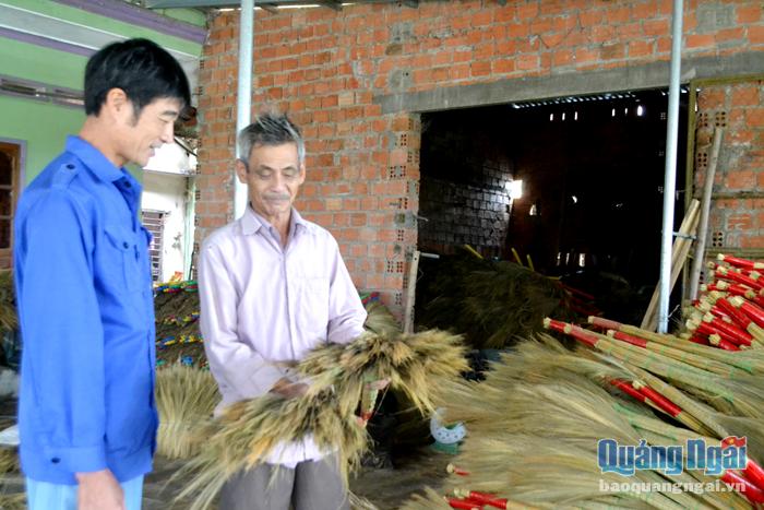 Nhờ Chi hội Cựu chiến binh thôn Thiệp Sơn, xã Phổ Thuận (TX.Đức Phổ) giúp đỡ, ông Nguyễn Văn Bức (bên phải) đã mở rộng cơ sở sản xuất chổi đót.