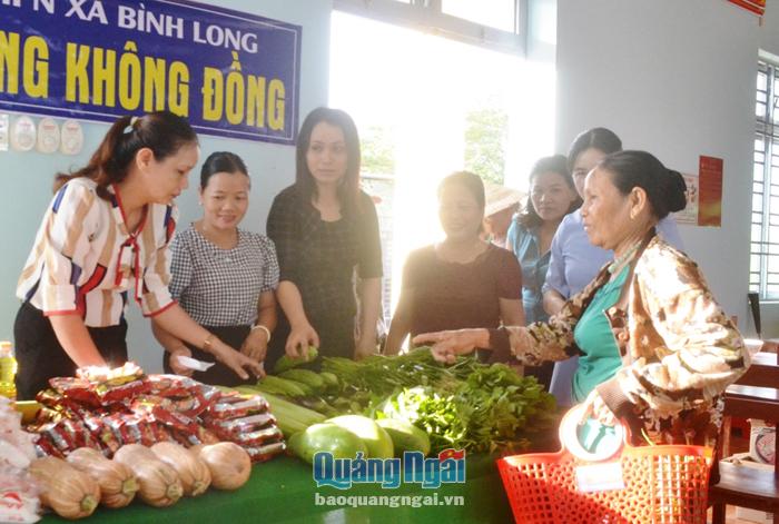 Mô hình “Quầy hàng không đồng” của Hội LHPN xã Bình Long (Bình Sơn), góp phần chia sẻ khó khăn với người nghèo.