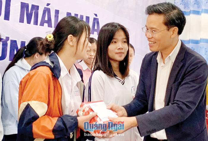 Giám đốc Công ty Điện lực Quảng Ngãi Lê Hoàng Anh Dũng trao học bổng cho học sinh Trường THPT Lý Sơn. 
