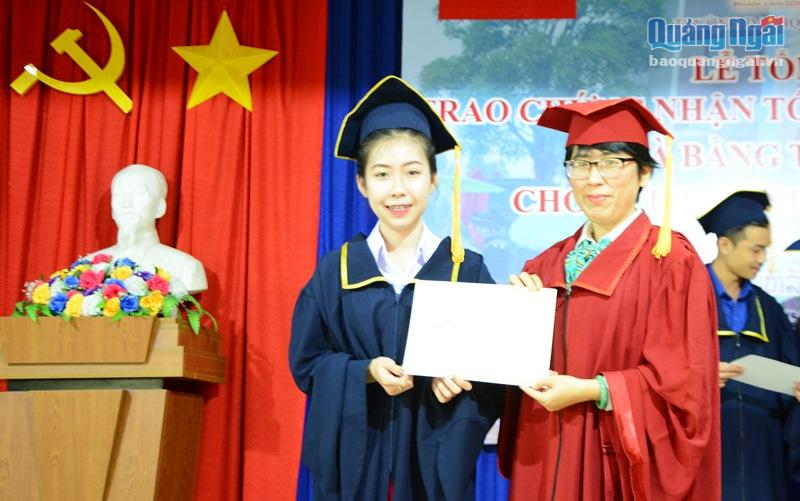 Phó Hiệu trưởng Trường ĐH Phạm Văn Đồng Trần Thị Mai Đào trao chứng nhận cho lưu học sinh Lào.