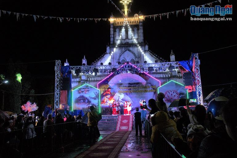 Ở nhà thờ giáo xứ Phú Hòa, xã Tịnh Ấn Tây (TP.Quảng Ngãi) cũng hội tụ đầy đủ các hình ảnh về Noel từ ông già Noel, cây thông, vườn địa đàng, gia đình Chúa Giê su và hang đá Balem.