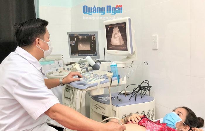Một thai phụ đến siêu âm, khám thai định kỳ tại Trung tâm Y tế huyện Ba Tơ