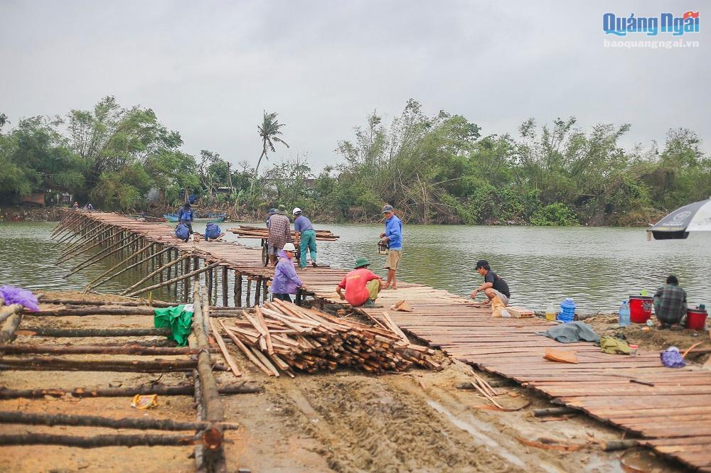 Xóm Đồng Min có khoảng hơn 250 hộ dân sinh sống bị chia cắt với trung tâm xã Bình Dương bởi sông Trà Bồng, suốt hàng chục năm phải làm cầu ván, đi ghe qua lại.
